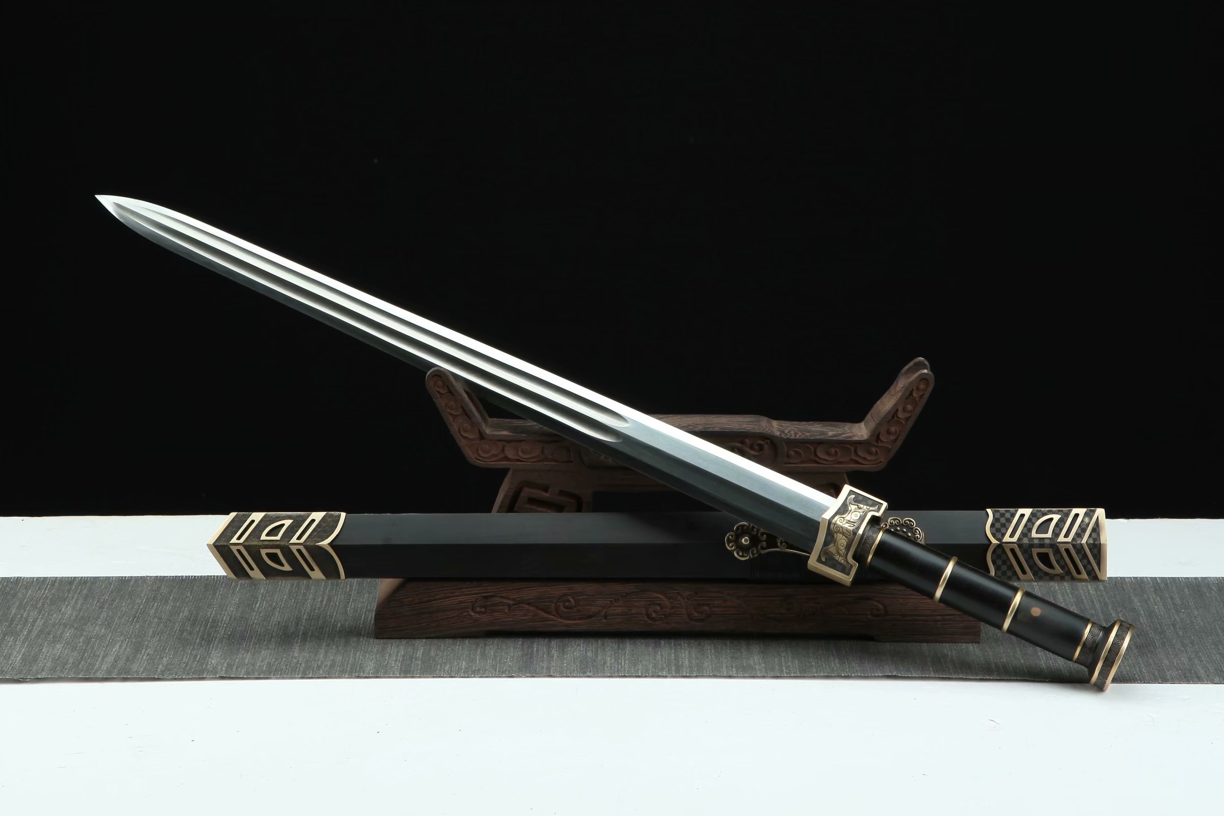 三色铜“青龙刀盘”武士刀（黑檀