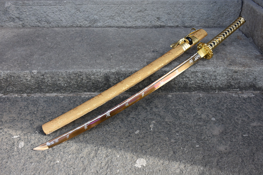 三色铜“青龙刀盘”武士刀（黑檀
