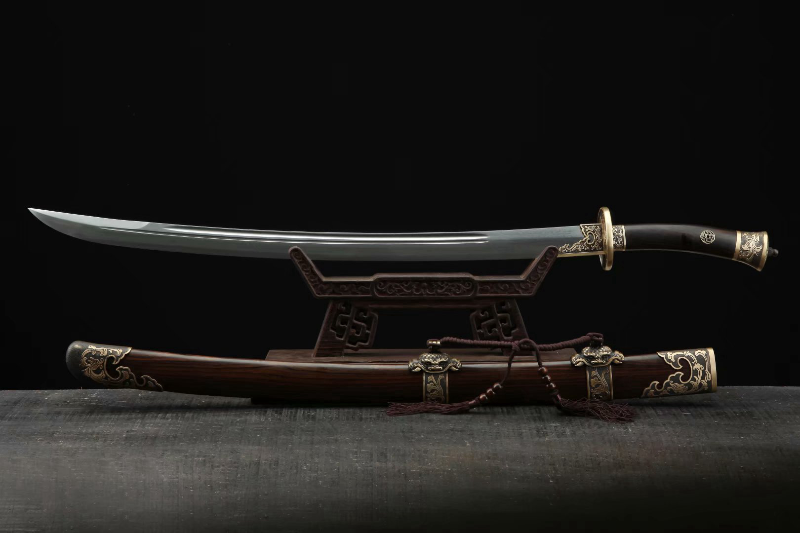 三色铜“青龙刀盘”武士刀（黑檀