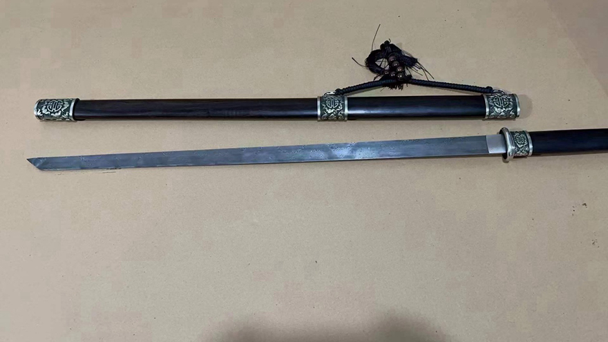 三色铜“青龙刀盘”武士刀（黑檀