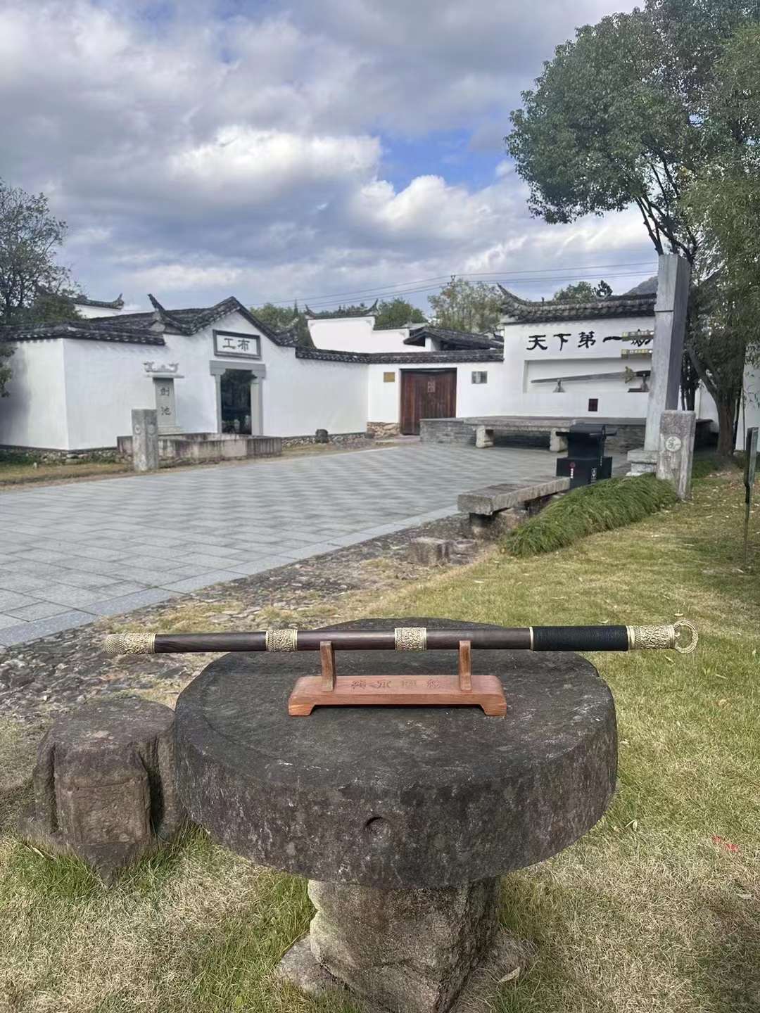 三色铜“青龙刀盘”武士刀（黑檀